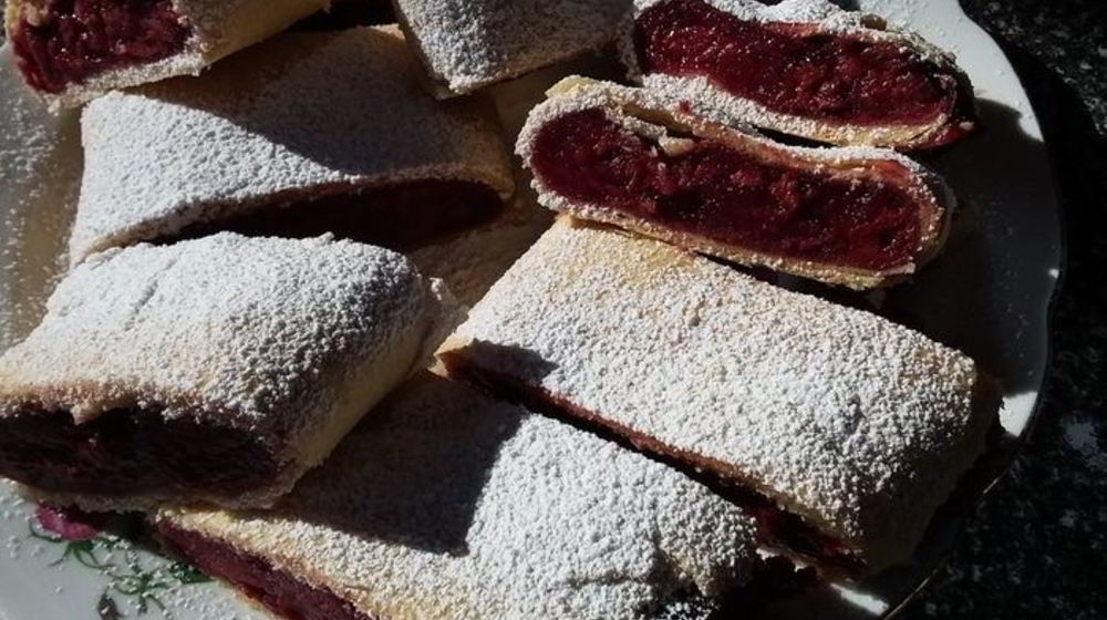 Как приготовить вишневого штруделя