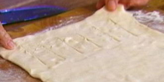 Рецепт яблочного штруделя с изюмом