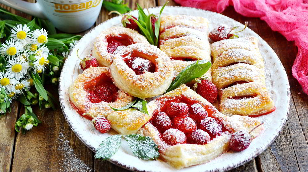 Как приготовить слойки с клубникой