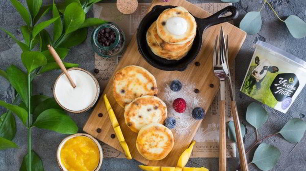 Как приготовить сырники с шоколадом и манговым соусом