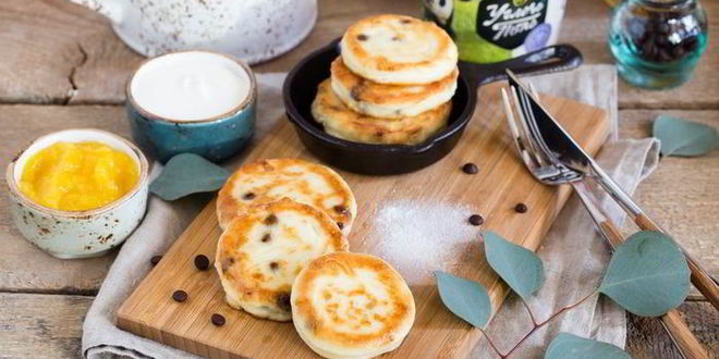 Рецепт сырников с шоколадом и манговым соусом