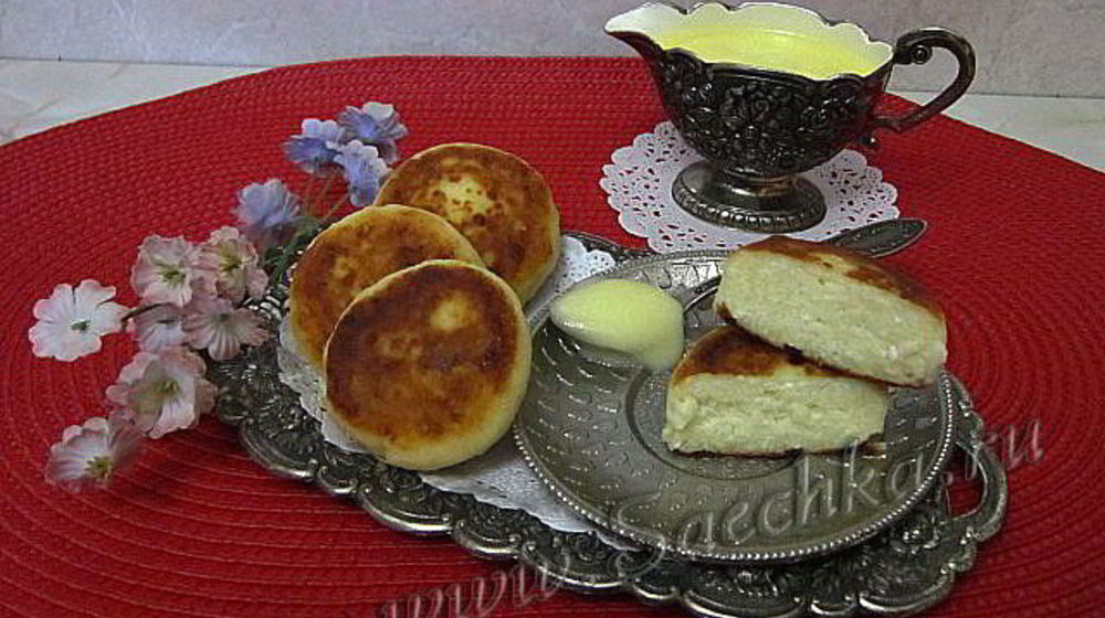 Как приготовить сырники со сметанным соусом