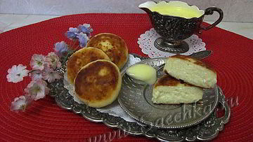 Рецепт Сырников со сметанным соусом