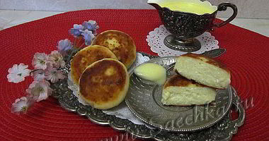 Рецепт Сырников со сметанным соусом
