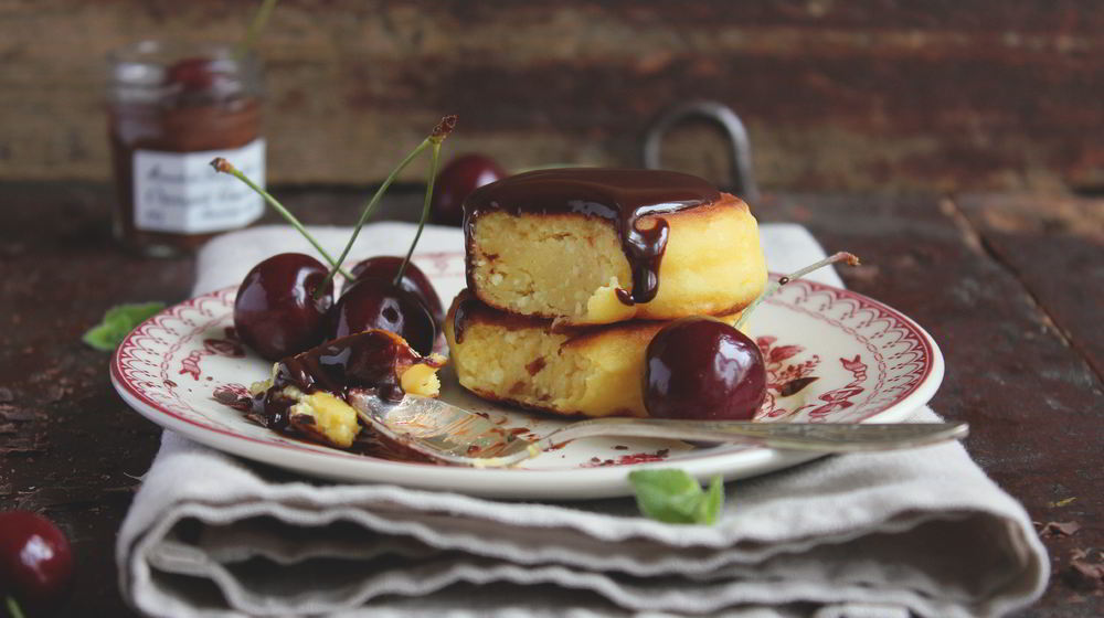 Как приготовить ванильные сырники с шоколадным соусом и черешней