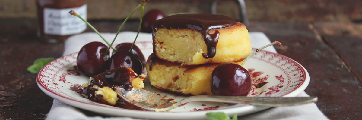 Рецепт Ванильных сырников с шоколадным соусом и черешней