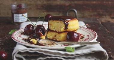 Рецепт Ванильных сырников с шоколадным соусом и черешней