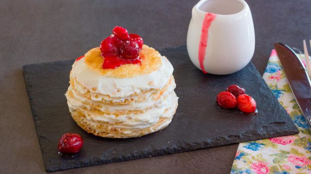 Как приготовить блинный торт с ванильно-сливочным кремом и ягодным соусом
