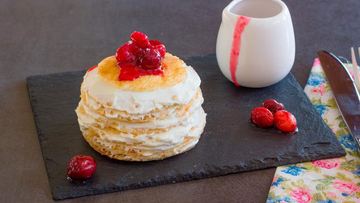 Рецепт Блинного торта с ванильно-сливочным кремом и ягодным соусом