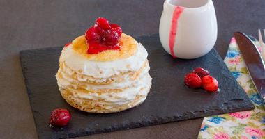 Рецепт Блинного торта с ванильно-сливочным кремом и ягодным соусом