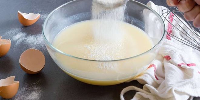 Рецепт блинного торта с ванильно-сливочным кремом и ягодным соусом