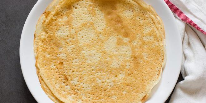 Рецепт блинного торта с ванильно-сливочным кремом и ягодным соусом