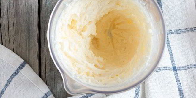 Рецепт блинного торта с ванильно-сливочным кремом и ягодным соусом