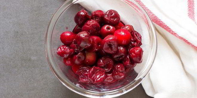 Рецепт блинного торта с ванильно-сливочным кремом и ягодным соусом