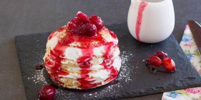 Рецепт блинного торта с ванильно-сливочным кремом и ягодным соусом