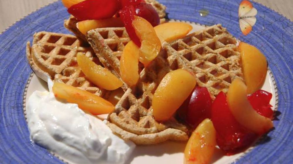 Как приготовить гречишные вафли с фруктами и йогуртом