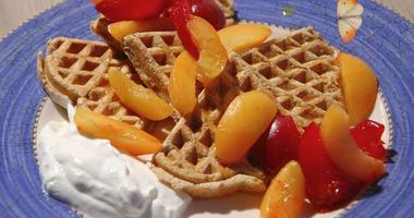Рецепт Гречишных вафель с фруктами и йогуртом