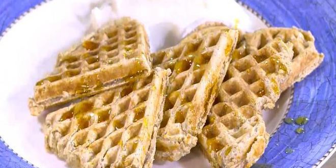 Рецепт гречишных вафель с фруктами и йогуртом