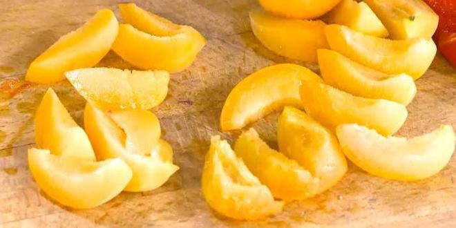 Рецепт гречишных вафель с фруктами и йогуртом