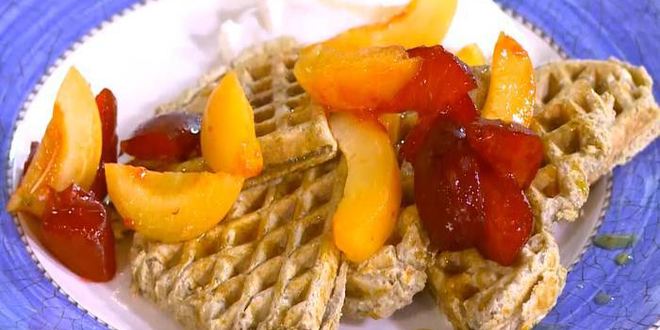 Рецепт гречишных вафель с фруктами и йогуртом