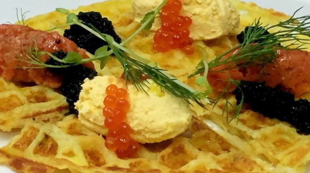 Как приготовить картофельные вафли с тартаром из лосося с краснои икрои и крема из яи ца