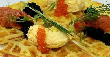 Рецепт Картофельных вафель с тартаром из лосося с краснои икрои и крема из яи ца