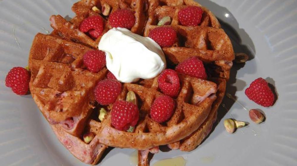 Как приготовить малиновые вафли с фисташками и медом