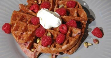 Рецепт Малиновых вафель с фисташками и медом