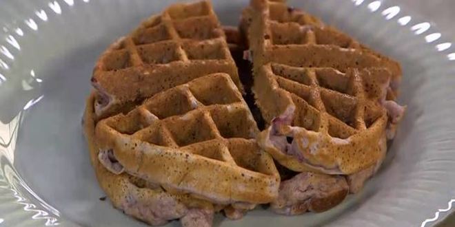 Рецепт малиновых вафель с фисташками и медом