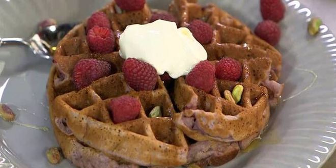 Рецепт малиновых вафель с фисташками и медом