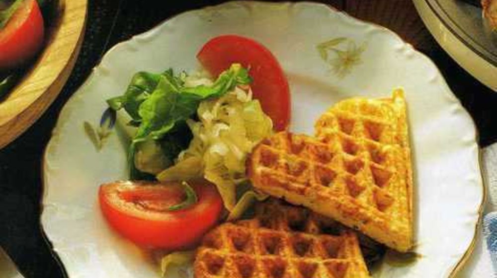 Как приготовить сырные вафли с салатом