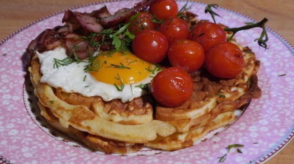 Как приготовить вафли с помидорами, яйцом и грудинкой