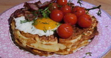 Рецепт Вафель с помидорами, яйцом и грудинкой