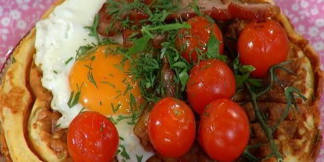 Рецепт вафель с помидорами, яйцом и грудинкой
