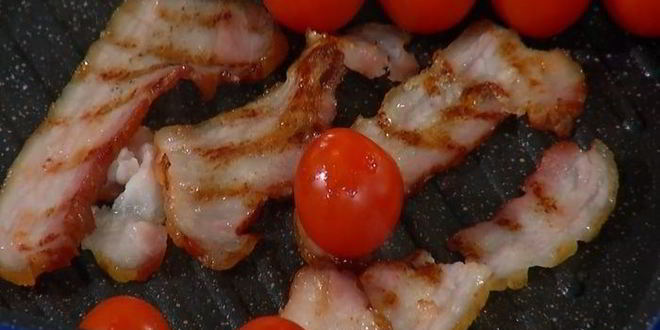 Рецепт вафель с помидорами, яйцом и грудинкой