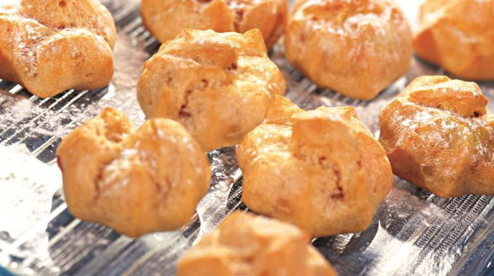 Как приготовить профитроли с клубничной начинкой