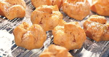 Рецепт Профитролей с клубничной начинкой