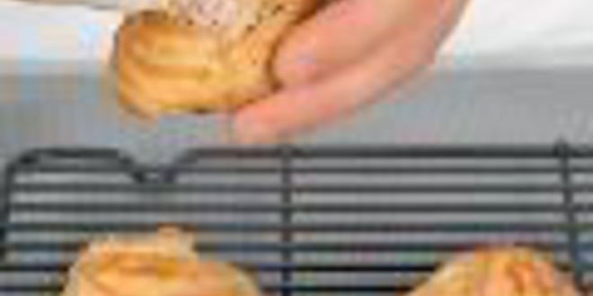 Рецепт профитролей с кремом из лосося