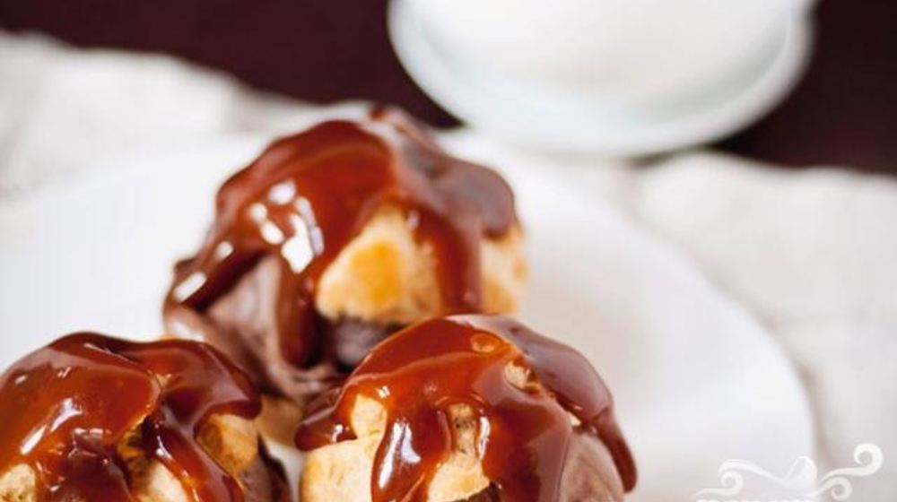 Как приготовить профитроли с мороженым и карамельным соусом