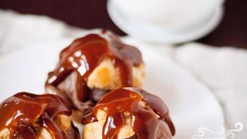 Рецепт Профитролей с мороженым и карамельным соусом
