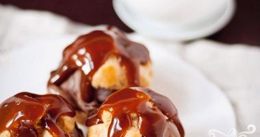 Рецепт Профитролей с мороженым и карамельным соусом