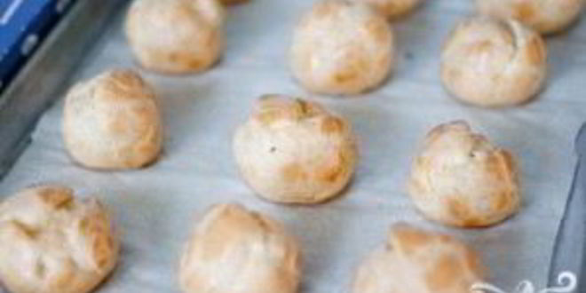 Рецепт профитролей с мороженым и карамельным соусом