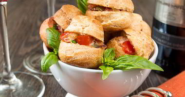 Рецепт Профитролей с острым куриным салатом