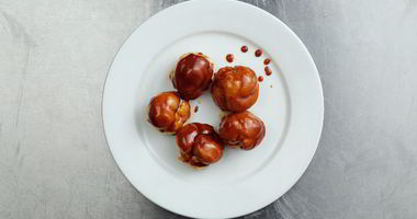 Рецепт Профитролей с заварным кремом и карамельным соусом