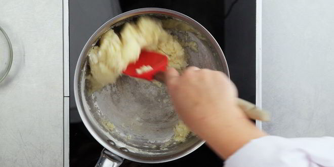 Рецепт профитролей с заварным кремом и карамельным соусом