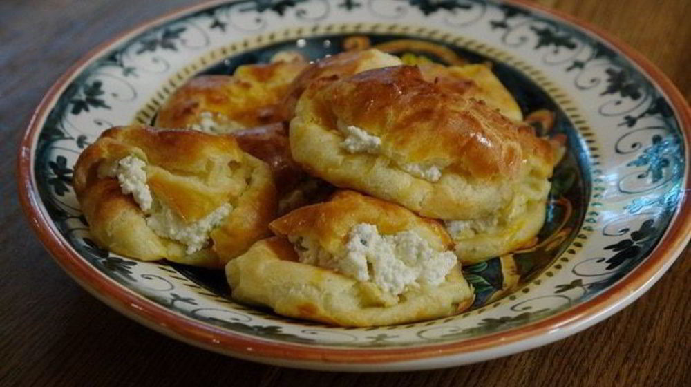 Как приготовить эклеры с начинкой из творога и зелени