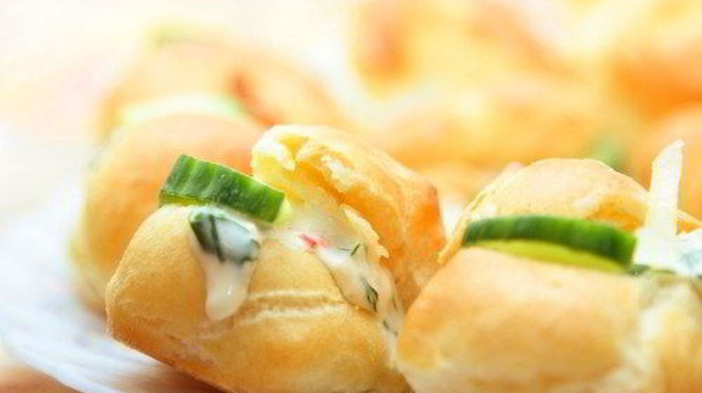 Как приготовить эклеры со сливочным кремом из копченого лосося с зеленью