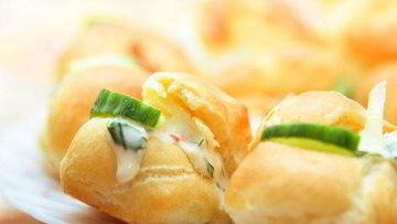 Рецепт Эклеров со сливочным кремом из копченого лосося с зеленью