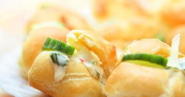 Рецепт Эклеров со сливочным кремом из копченого лосося с зеленью