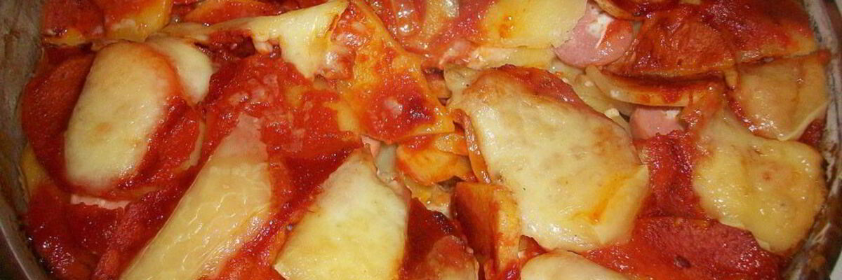 Рецепт Острой картофельной запеканки с курицей, сосисками и перцем чили